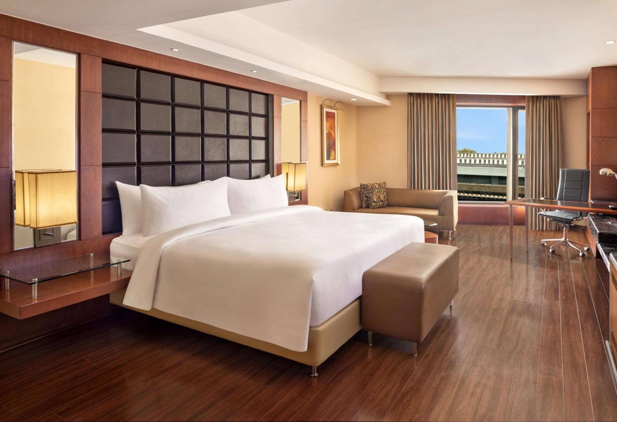 Hotel Radisson Blu Plaza Delhi Airport Nuova Delhi Esterno foto A suite at the hotel