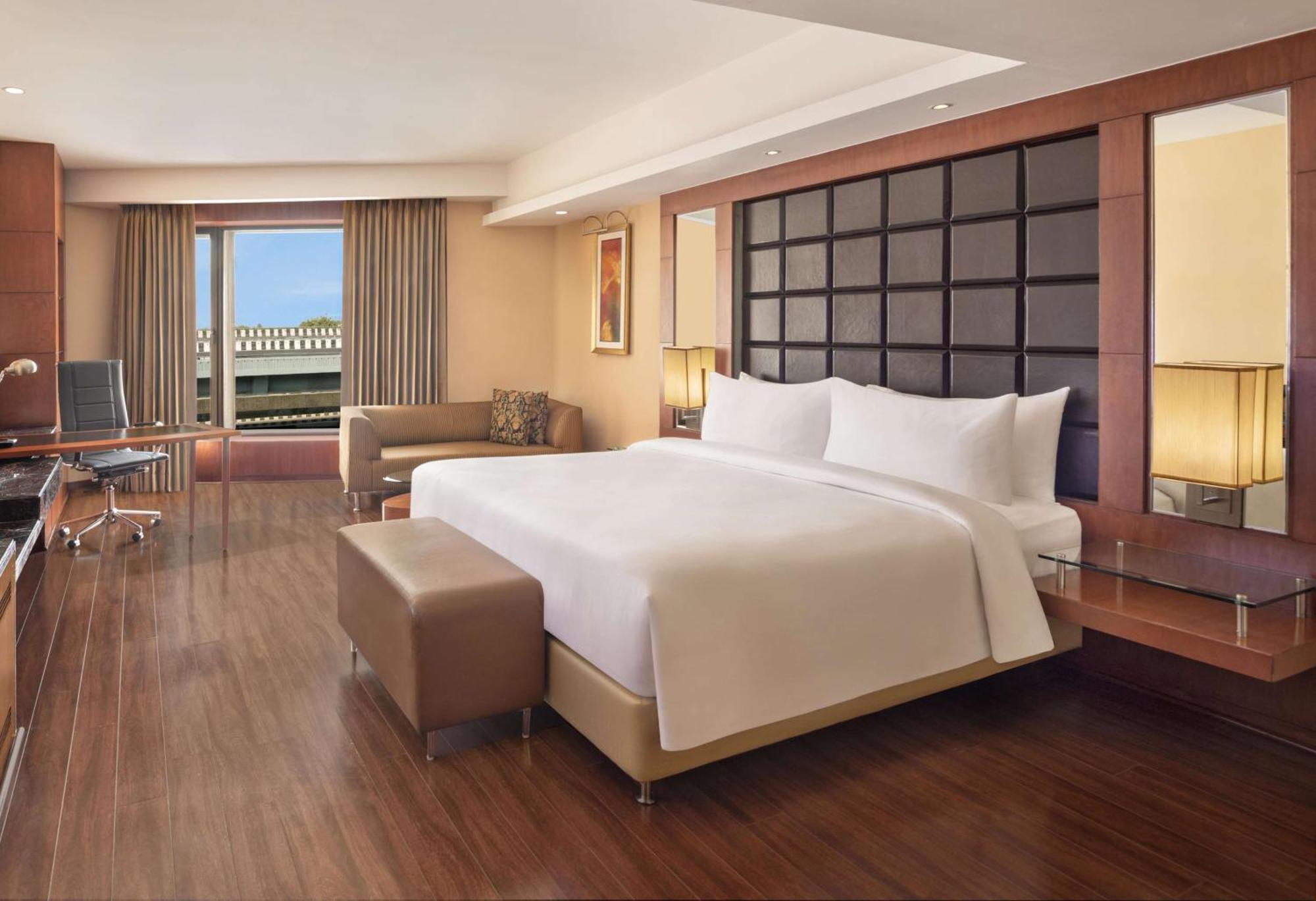 Hotel Radisson Blu Plaza Delhi Airport Nuova Delhi Esterno foto Suite
